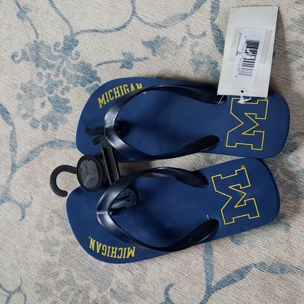 🛍3/$20 UofM flip flops